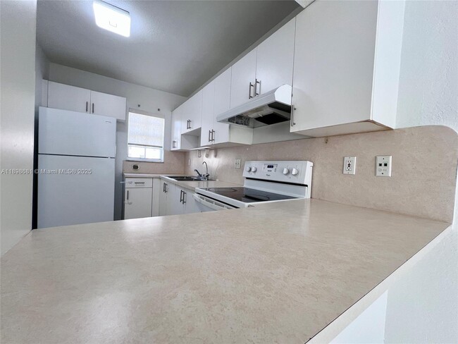 Building Photo - 519 W 68th St