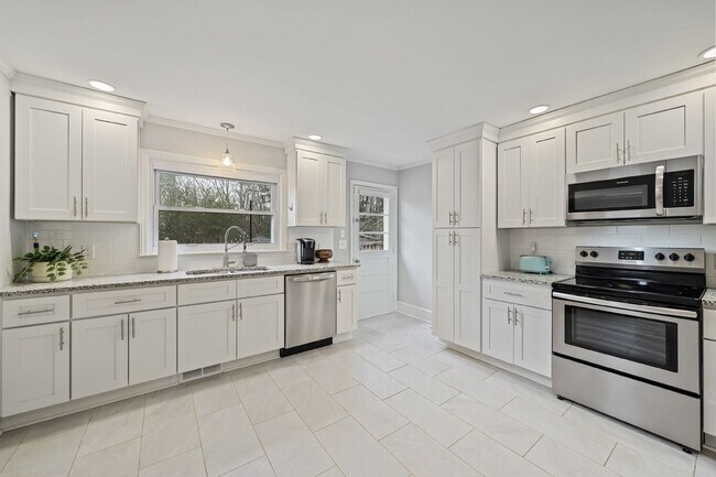 Building Photo - Available Early July! - Beautiful Furnished 3 Bed/2 Bath Home Close to Duke and Downtown Durham