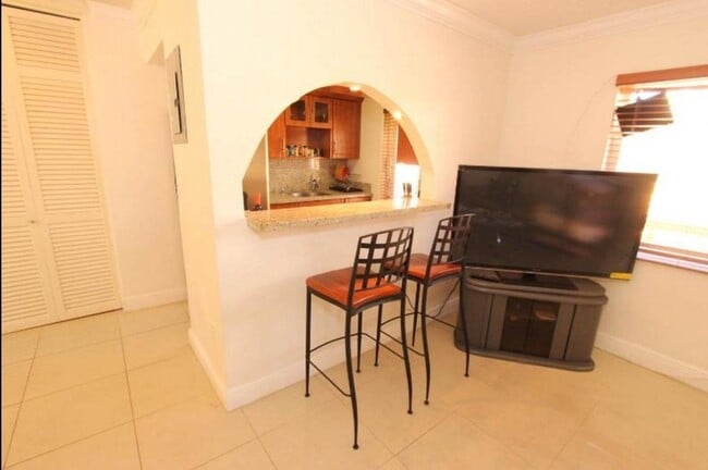 Building Photo - 1725 James Ave