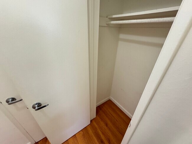 Building Photo - 521 S Manhattan Pl