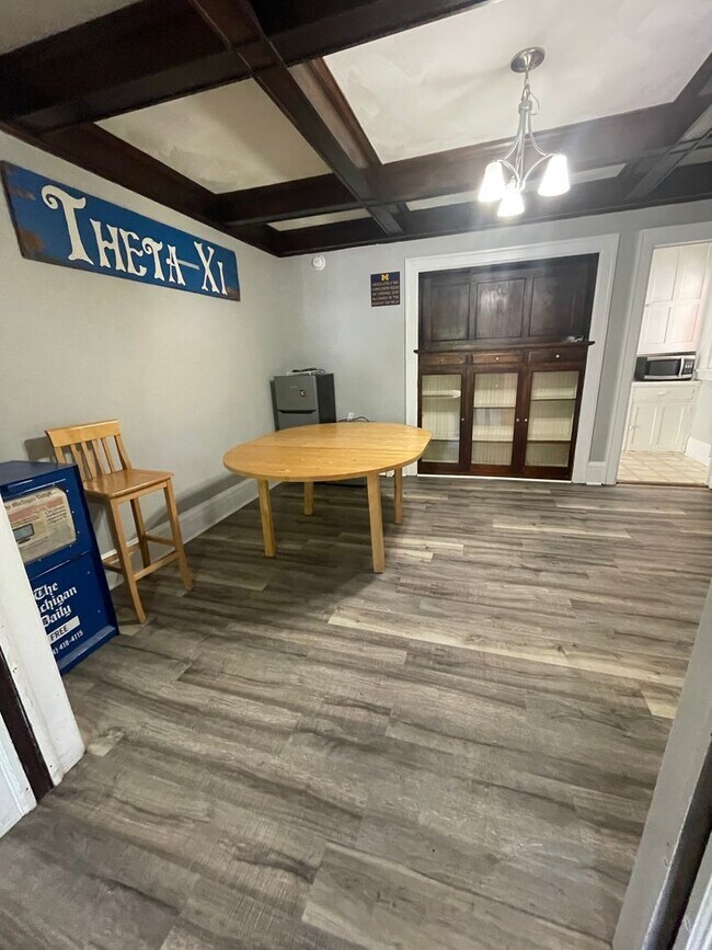 Building Photo - 725 Church St