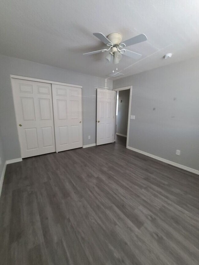 Building Photo - 5 Bedroom, 3 Bath Home in Secluded Neighbo...