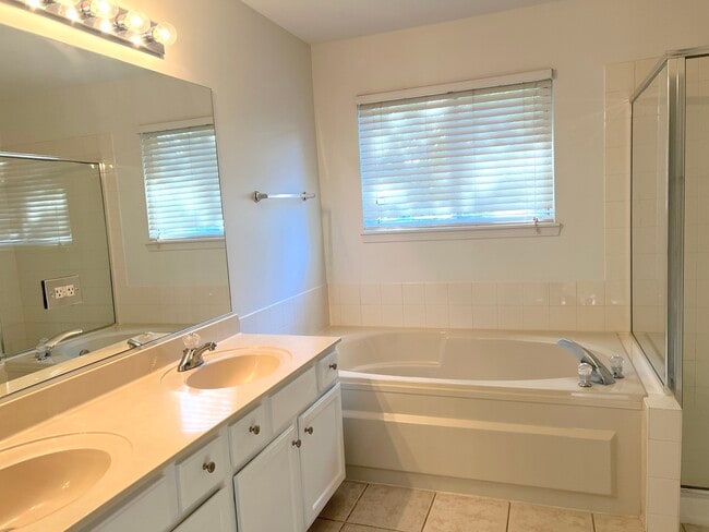 Building Photo - 2112 Skylane Dr