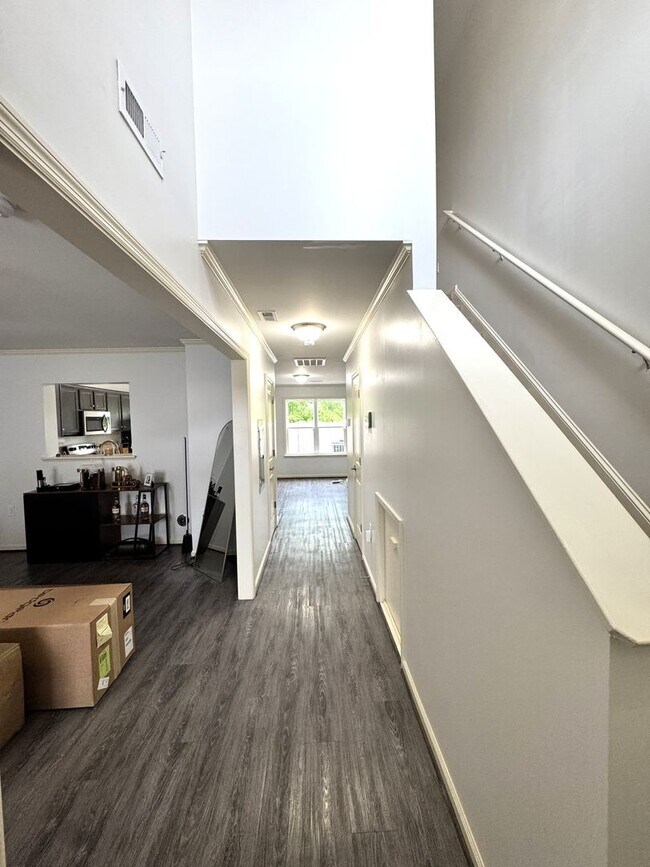 Building Photo - Beautiful Townhome with a Spacious Layout!