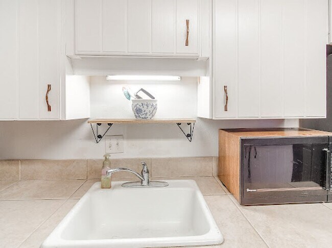 Building Photo - Dillon Valley East Condo! Two parking spot...