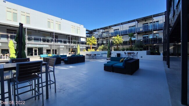 Building Photo - 2 Bedroom Condo located in Park House.