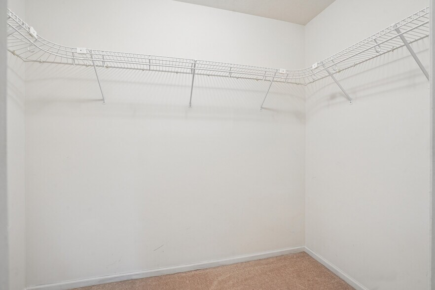 Building Photo - 2100 Meadow Chase Ln