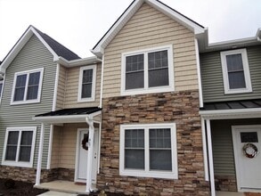 Building Photo - Excellent Townhouse in Ideal Location