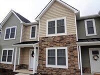 Building Photo - Excellent Townhouse in Ideal Location