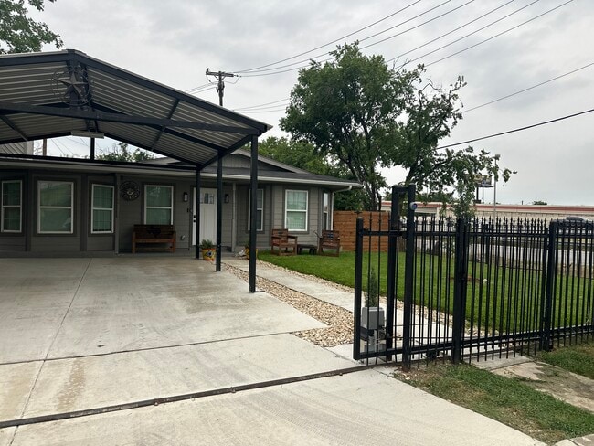 Building Photo - 735 Sprucewood Ln