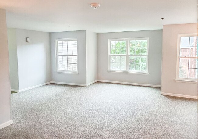Building Photo - Beautifully Updated 1 Bed 1 Bath Condo With Sunroom In Sought After Point At Park