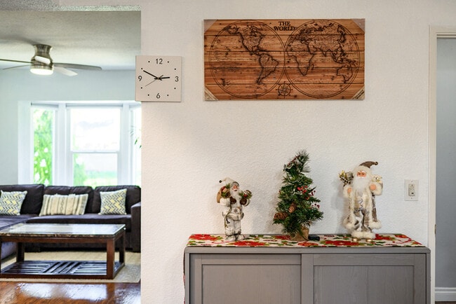 Building Photo - 1250 Stratford Ln