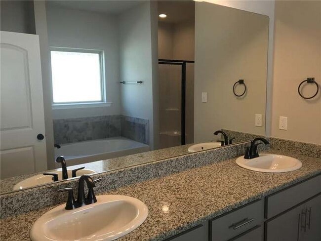 Building Photo - 5037 Park Shore Dr