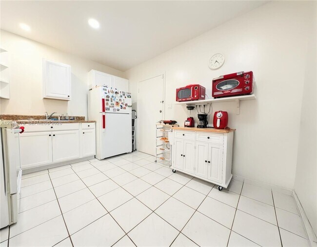 Building Photo - 4801 NW 22nd Ct