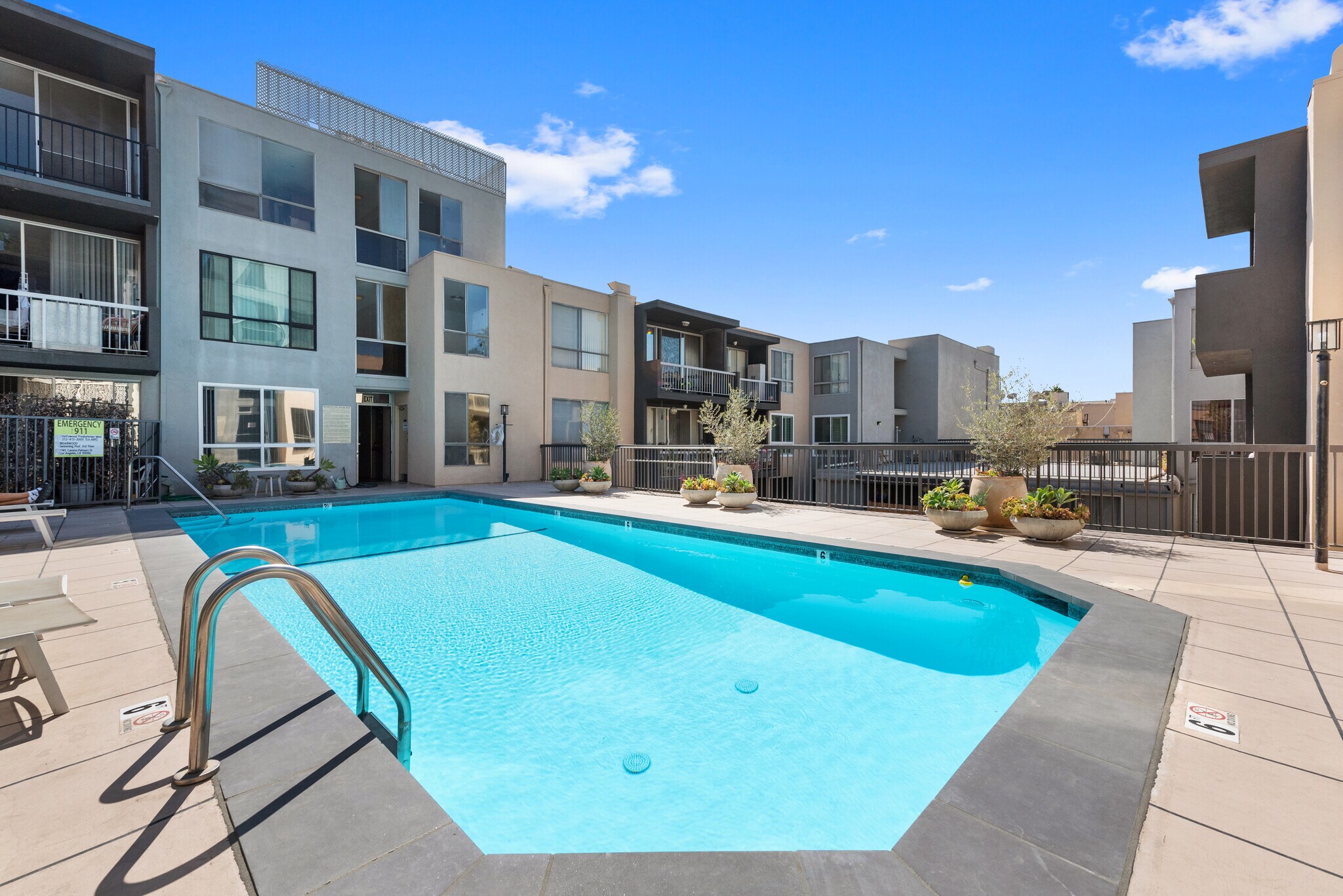 Building Photo - 1745 Camino Palmero St