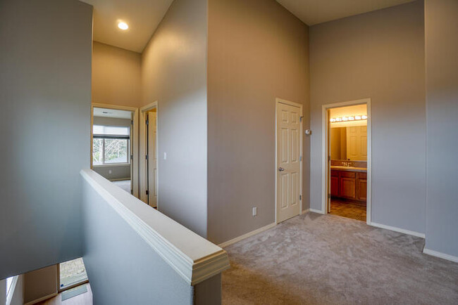 Building Photo - THREE BEDROOM TOWNHOME IN HAZEL DELL