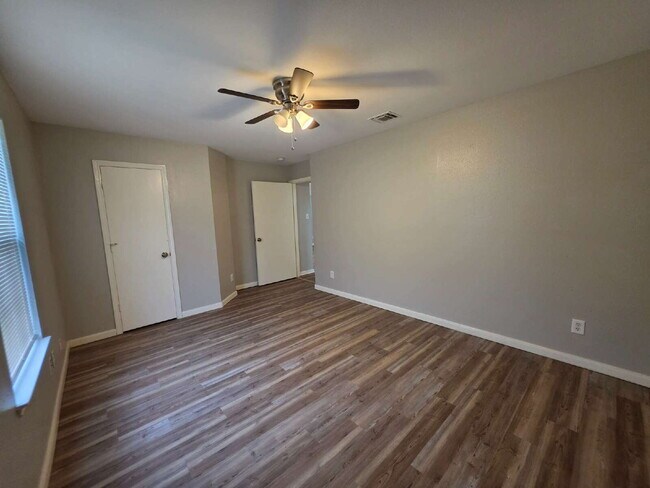 Building Photo - Updated 3/2 Duplex Near Shopping in San Antonio