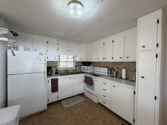 Building Photo - "Cozy 2-Bed Oasis in Nokomis, FL – Nokomis Lake Village Retreat!"