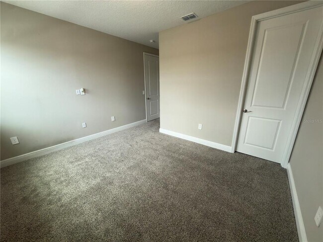 Building Photo - 2133 Divot Dr