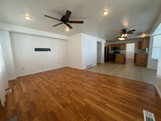 Building Photo - Freshly Painted, New Carpet Throughout - Home For Rent In Springville!!!