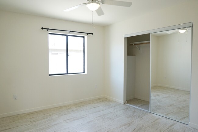 Building Photo - 517 S Mountain View Dr