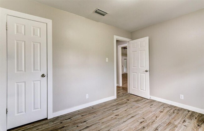 Building Photo - 820 Stadium Dr