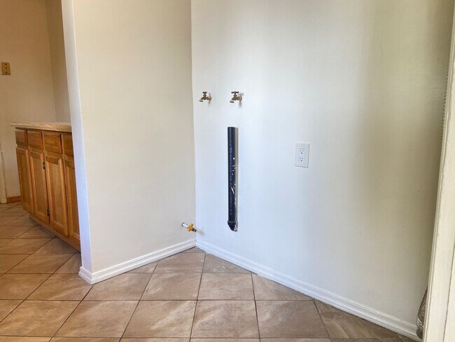 Building Photo - Cozy 3 Bedroom and 1 Bathroom in a good ar...