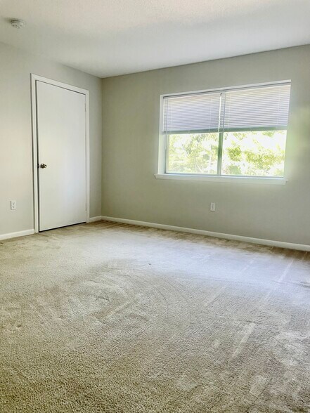 Building Photo - 2400 Harbor View Dr