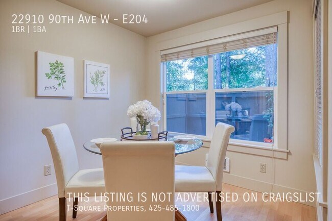 Building Photo - Beautifully Updated 1 Bedroom Condo w/Priv...