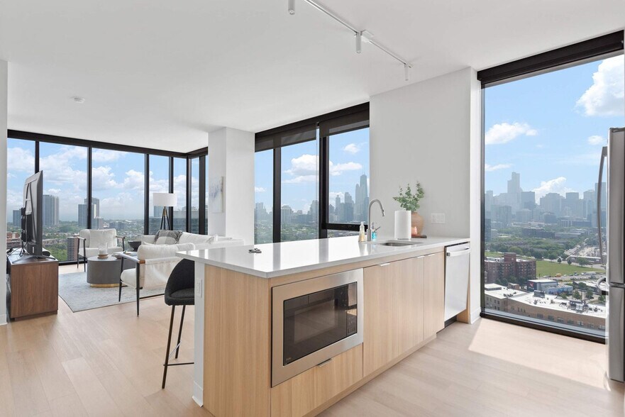 Building Photo - 901 W Blackhawk St