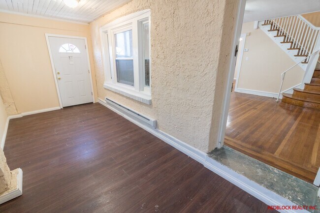 Building Photo - ???UPDATED, HUGE 4 BEDROOM AND 2 BATH HOME...