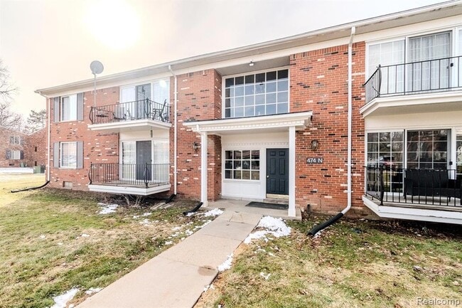 Building Photo - 474 Fox Hills Dr S