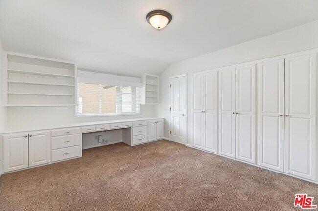 Building Photo - 4221 W Toluca Lake Ln
