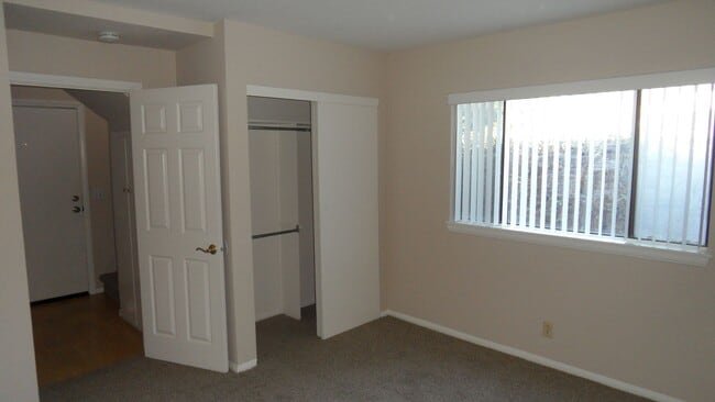 Building Photo - Clark 157-161