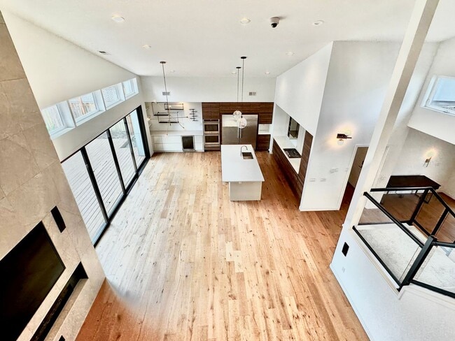 Building Photo - 6 BR / 4 BA – 4,100 SQ FT with Patio, Full Outdoor Grill, and Hot Tub