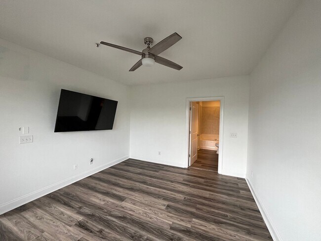 Building Photo - Modern condo  in the center of shopping , restaurants and entertainment venues.