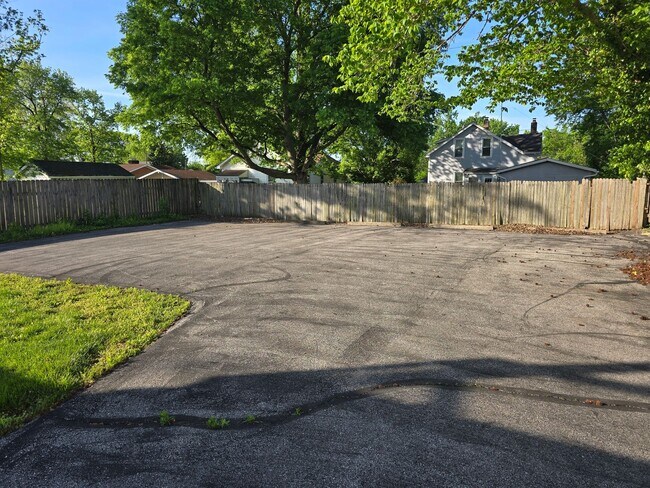 Building Photo - 422 E Fifth St