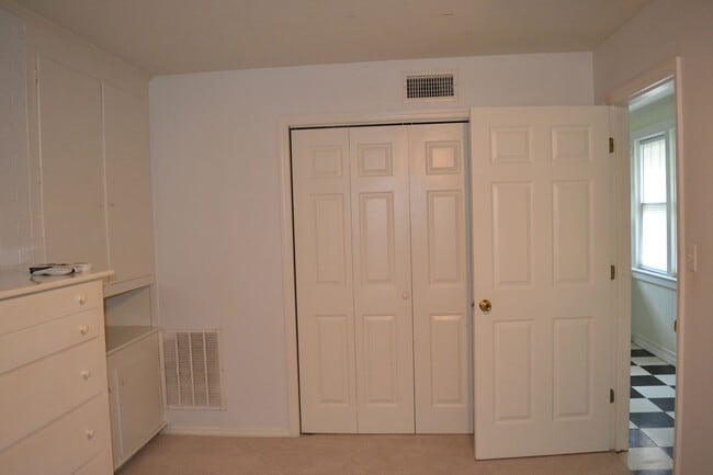 Building Photo - 802 Ava St