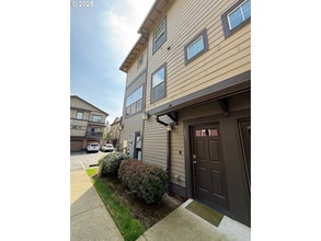 Building Photo - Spacious 2BD/2.5BA Townhome in the Heart o...