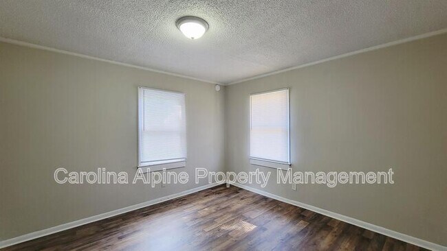 Building Photo - 400 Walnut St