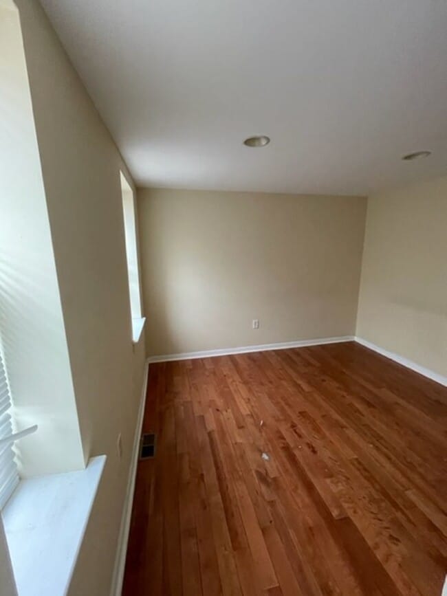 Building Photo - Renovated 2-Bedroom Apartment in the Heart...
