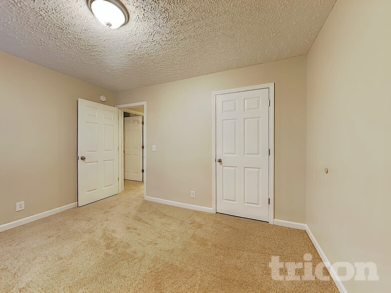 Building Photo - 1256 Lasalle Dr