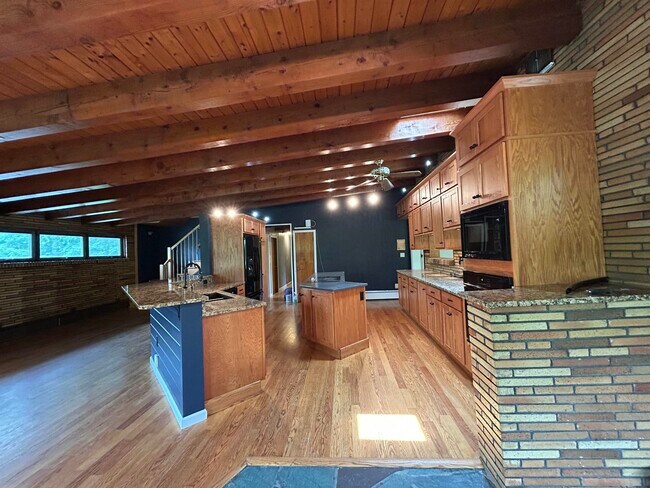Building Photo - 2021 River Rd