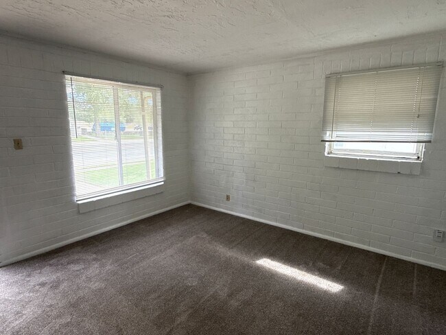 Building Photo - 900 900 E
