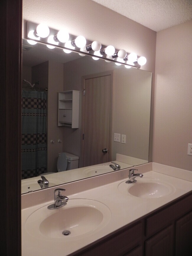 bathroom - 9840 N Lewis Ave