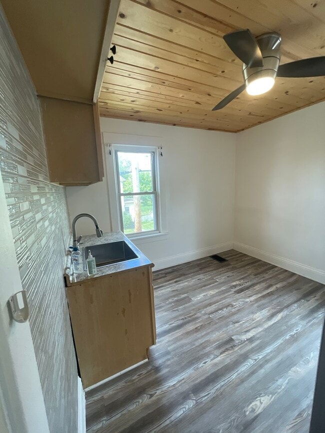 Building Photo - 247 Cedar Ave