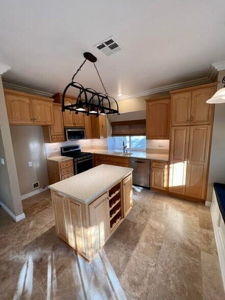 Building Photo - 10671 Champagne Rd