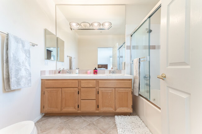 Pristine Master Bath with double sinks - 5220 Premiere Hls Dr