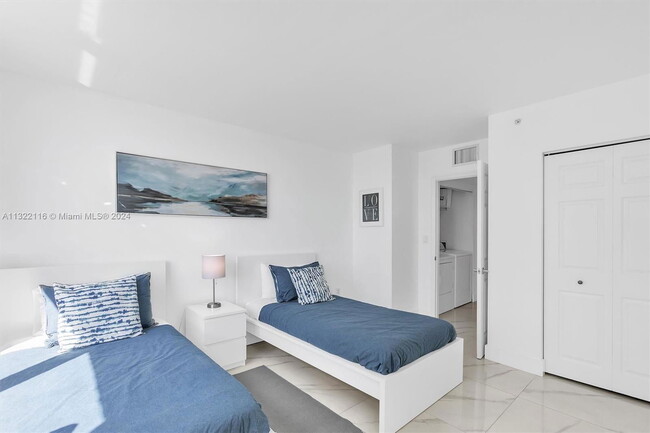 Building Photo - 1155 Brickell Bay Dr