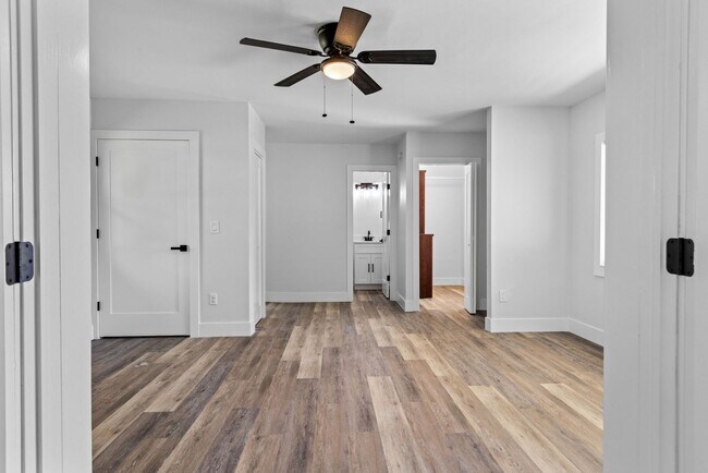Building Photo - SFH Fort Myers 1561